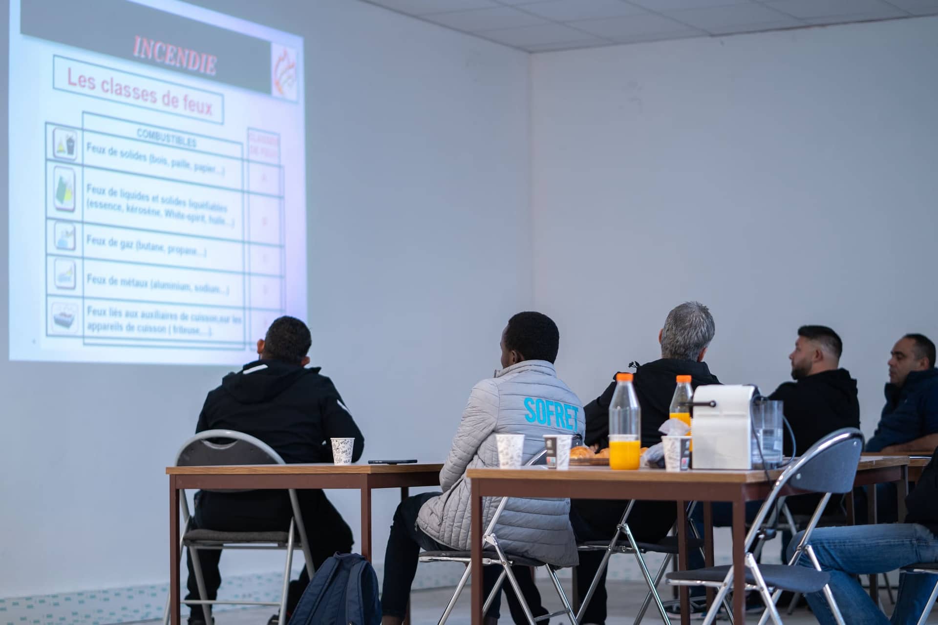 Partie théorique en salle : les classes de feux projetées devant les stagiaires